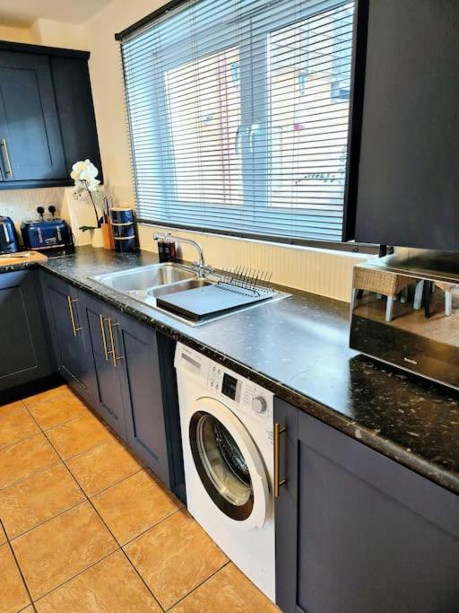 Home From Home 3 Bed,2 Bath House With Garden&Parking Near Centre&Tram Stop Sheffield Exterior foto