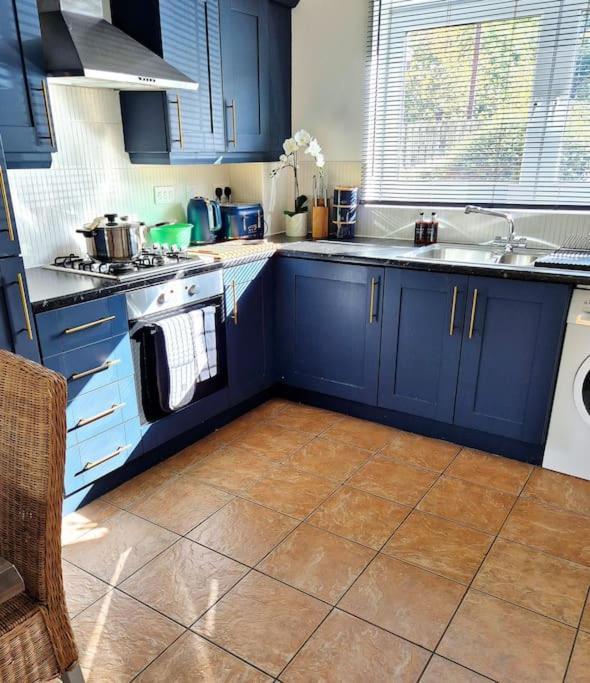 Home From Home 3 Bed,2 Bath House With Garden&Parking Near Centre&Tram Stop Sheffield Exterior foto